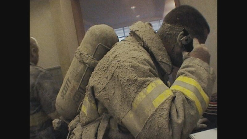 A firefighter covered in debris. (John Kalymnios) – Bild: John Kalymnios
