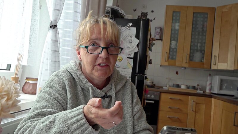 Eva leidet unter Depressionen und nutzt Musik und Songschreiben, um damit umzugehen. Ihr Lied soll Menschen ohne Depressionen Einblick in ihre Gefühlswelt geben und Betroffenen helfen. – Bild: RTLZWEI