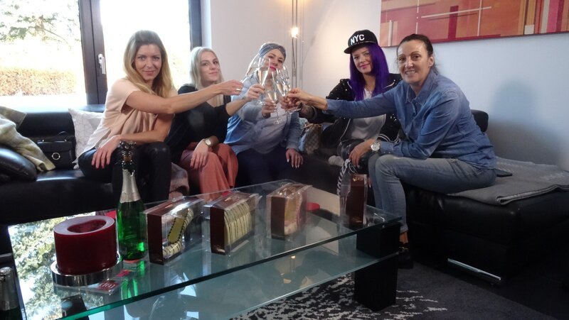V.l.: Julia, Anna, Nicole, Leah und Kandidatin Inka – Bild: TVNOW / Constantin Ent. V.l.: Julia, Anna, Nicole, Leah und Kandidatin Inka – Bild: TVNOW / Constantin Ent.