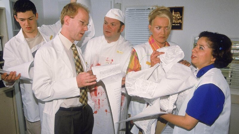 Um seine Mannschaft gegen die Konkurrenz in der Nachbarschaft zu wappnen, verteilt Schumann die neuen Regeln an sein „Trispa“-Team. – Bild: MG RTL D