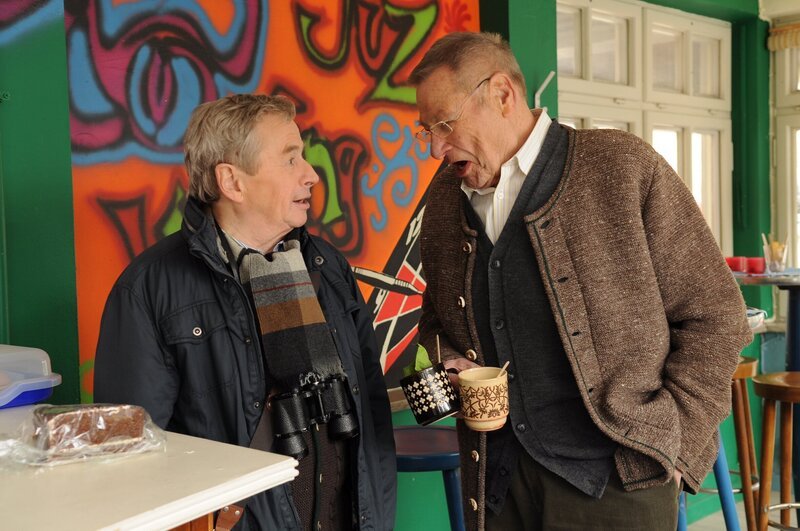 Alois und Gerstl unterhalten sich über die Torte. Von links: Michael Gerstl (Gerd Lohmeyer) und Alois Preissinger (Erich Hallhuber). – Bild: BR/​Jo Bischoff