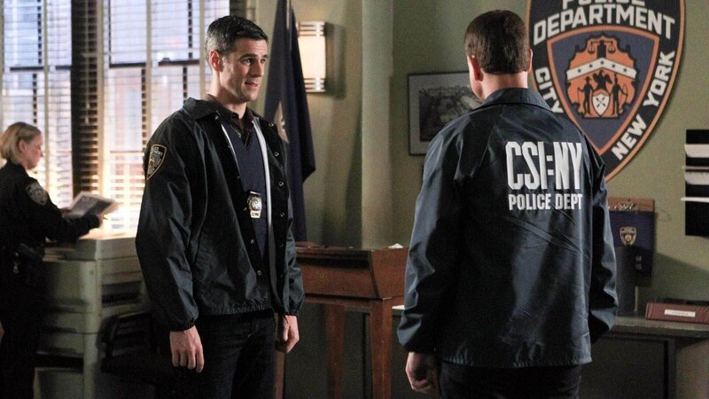 Detective Don Flack (Eddie Cahill, l.) und Detective Mac Taylor (Gary Sinise) ermitteln in einem Mordfall, in dem auch ein Polizist verwickelt ist. Wurde ein Unschuldiger getötet? – Bild: MG RTL D /​ CBS