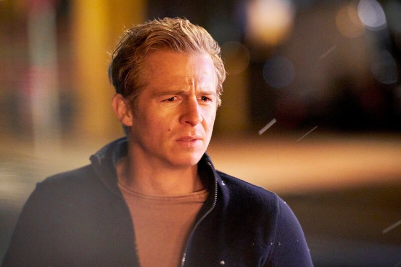 Die Helden verfolgen die Entführer von Pauls Kumpel Marc. Das Fluchtfahrzeug verunfallt und Marc wird von seinen Entführern erschossen. Paul muss mit ansehen wie der Wagen explodiert und sein Freund verbrennt. – Bild: Guido Engels