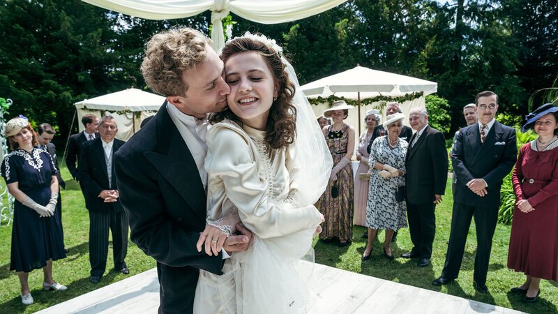 Endlich verheiratet: Max Hubacher als Johann und Annina Walt als Klara Leutenegger – Bild: SRF/​Sava Hlavacek/​Bibel TV