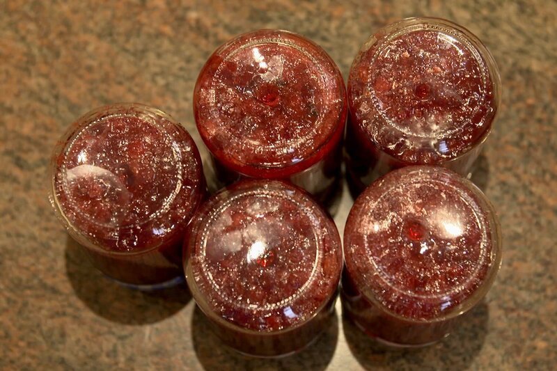 Um die im Wald gesammelten Preiselbeeren haltbar zu machen, kocht Christina Bauer diese ein und füllt sie in Gläser ab. – Bild: ORF/​Autentic/​Wilma Pradetto