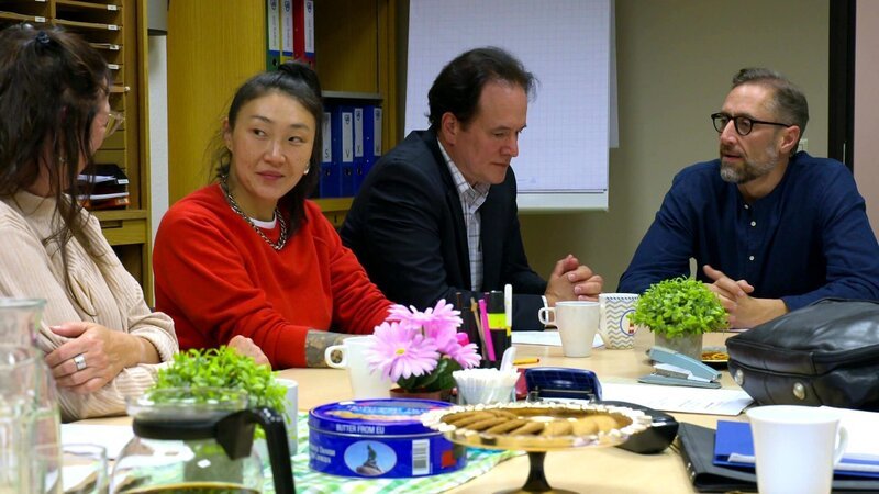 Oliver versucht noch immer seine Beziehung mit Janni vor seinen Kollegen geheim zu halten. Als der Liebesbrief, der eigentlich für seine Freundin gedacht war, aber bei Thömmes landet, dauert es nicht lang, bis die Neuigkeit die Runde macht. – Bild: RTLZWEI