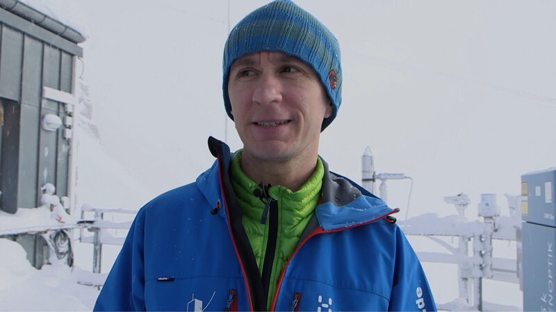 Cédric Couret leitet die Außenstelle des Umweltbundesamts auf der Zugspitze. – Bild: BR/​Maximilian Schecker