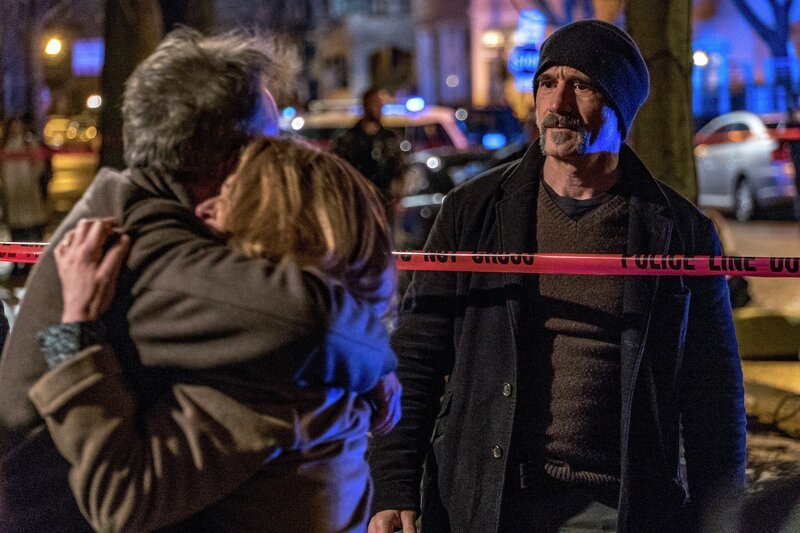 Alvin Olinsky (Elias Koteas, r.) – Bild: Episodic /​ Matt Dinerstein