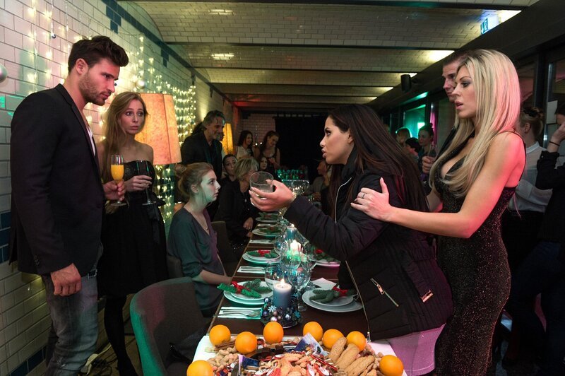 Bei der Weihnachtsfeier in der Agentur kommt es zum Eklat: Sarah (Cherin West, 2.v.r.) beleidigt betrunken Marc (Marc Eggers, l.), Mila (Alica Büchel, 2.v.l.) nebst der gesamten Belegschaft und kann auch von Rico (Henri Tänzer, r., verdeckt) und Loretta (Julia Gaba) nicht beruhigt werden. Sarah holt betrunken und verzweifelt zu einem Rundumschlag gegen die Agentur aus. – Bild: RTL /​ Claudius Pflug