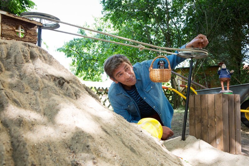 Fritz Fuchs (Guido Hammesfahr) weiß: Für jedes Hindernis gibt es eine Lösung. Wie wäre es zum Beispiel mit einer Seilbahn, um das „Bärstadeum“ zu erreichen? – Bild: ZDF/​Zia Ziarno