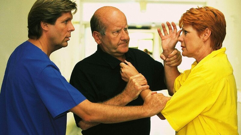 Dr. Frank (Sigmar Solbach, li.) informiert Rüdigers Mutter Anke Holzmann (Victoria Brahms), dass Trainer Robert Voss (Udo Thormer) ihrem Sohn heimlich Anabolika verabreicht hat. – Bild: MG RTL D /​ Elke Werner