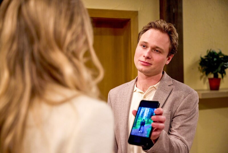 Larissa (Anna Karolin Berger, l.) ist entsetzt, als Stephan (Max Koltai, r.) sie mit dem Kuss-Foto konfrontiert. – Bild: ORF/​ARD/​Bojan Ritan