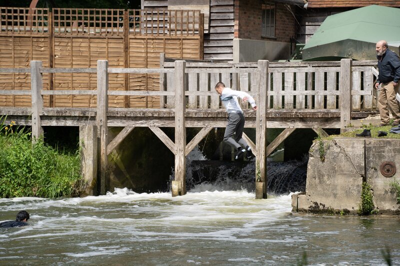 Unter Einsatz seines Lebens versucht DS Jamie Winter (Nick Hendrix) einen Mord zu verhindern. – Bild: Mark Bourdillon/​All3Media
