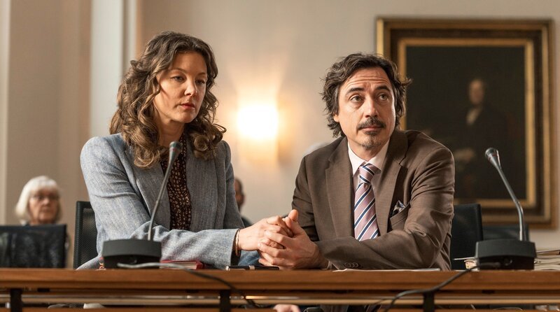 Doreen Prätorius (Cordelia Wege, l.) und ihr Anwalt Oskar Weintraub (Nils Bunkhorst, r.) erwarten gespannt das Urteil, das nach Jahren des Kampfes endlich über die Versicherungssumme ihres verstorbenen Mannes entscheidet. – Bild: WDR/​Thomas Kost