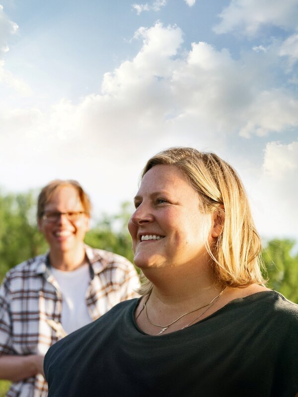 Sam Miller (Bridget Everett). – Bild: Warner /​ Die Verwendung ist nur bei redaktioneller Berichterstattung im Rahmen einer Programmankündigung ab 2 Monate vor der ersten Auss /​ © Home Box Office, Inc. All rights reserved. HBO® and all related programs are the property of  …