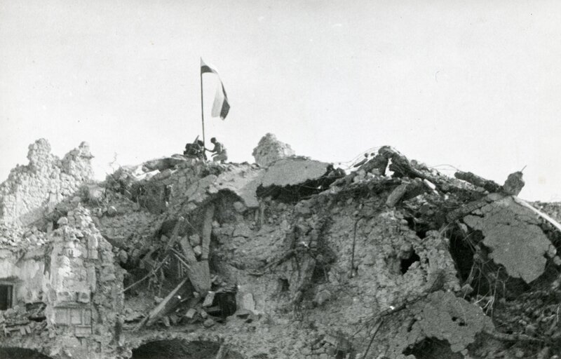 Polnische Truppen hissen die Polnische Flagge in Monte Cassino. – Bild: ORF/​ZDF/​The Polish Library POSK