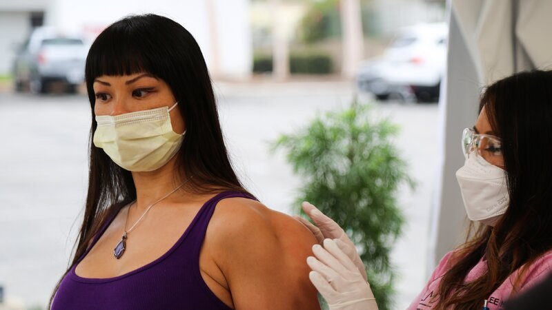 Dr. Lee examines Christine in the Covid tent. – Bild: Discovery Communications, LLC
