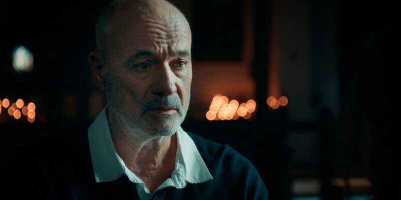 Auch nach seinem Tod hat Hajo (Heiner Lauterbach) kein Problem damit, vergangene Taten zu verschleiern. – Bild: SWR/​Studio Zentral /​ SWR Presse/​Bildkommunikation