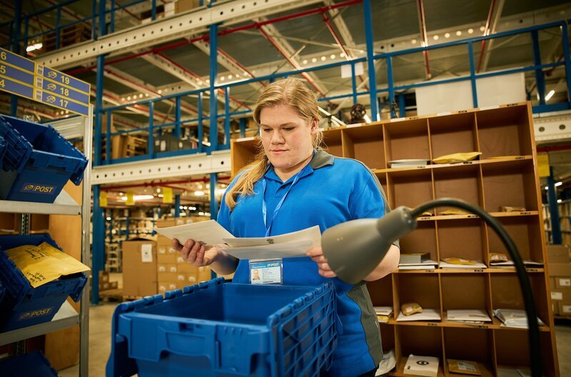 Hat die Briefzustellerin Diana Merrick ihr Insider-Wissen genutzt, um Briefe mit Kreditkarten und PIN-Codes zu stehlen? – Bild: ARD/​Rudolf Wernicke