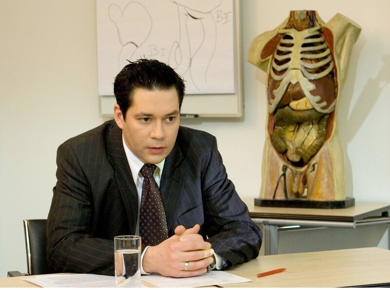 Philipp Brentano (Thomas Koch) bei seiner Facharztprüfung. – Bild: MDR/​Krajewski