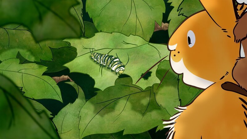 Der kleine Hase und die kleine Feldmaus spielen auf der Wiese Verstecken als sie eine ungewöhnliche Entdeckung machen. Auf einem Busch sitzt ein merkwürdiges, kleines grünes Wesen. – Bild: KiKA/​SLR Productions Australia Pty.Ltd./​Scrawl Studios Pte Ltd./​hr/​ARD