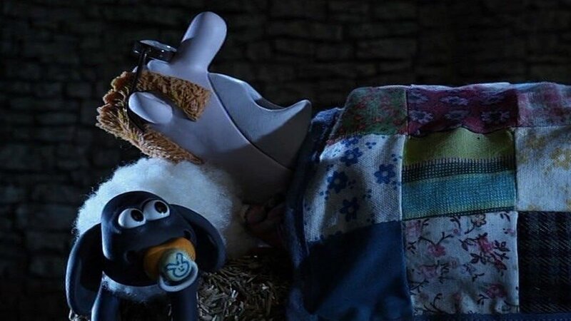 Der Farmer muss die Nacht draußen verbringen. Bei den Schafen ist es schön warm. – Bild: WDR/​Aardman Animation Ltd./​BBC