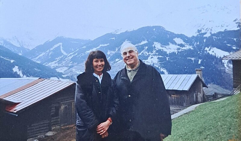 Bundeskanzler Helmut Kohl und Beatrice Herbold lernen sich im Urlaub in Bad Hofgastein kennen. War sie seine heimliche Geliebte? „Terra X History“ erzählt die Geschichte von fünf „Schattenfrauen“. – Bild: privat /​ ZDF