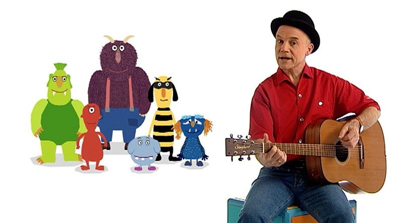Robert singt gemeinsam mit seinen Monsterfreunden das „Namenslied“. – Bild: WDR