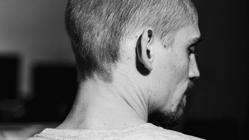 Viktor ist stundenlang in der Gewalt der Terroristen. Noch heute fällt es ihm schwer, über die Geschehnisse der Terrornacht zu sprechen. – Bild: ORF/​Ampersand