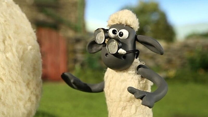 Shaun hat die Brille des Farmers gefunden. Wer kann damit denn sehen? – Bild: WDR/​Aardman Animation Ltd./​BBC