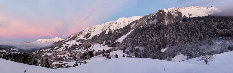 Inmitten majestätischer Gipfel liegt das österreichische Hochgebirgstal in einer Höhenlage von 1.100 bis 1.250 Metern am Nordrand der Alpen. Heute leben in den drei Dörfern Riezlern, Hirschegg und Mittelberg mit Baad etwa 5.000 Menschen. – Bild: Georg Kukuvec /​ ServusTV