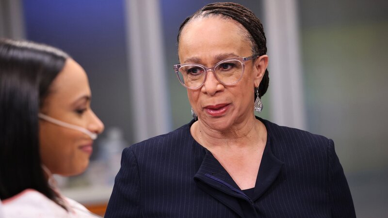Besorgte Mutter, v.li.: Nicolette Robinson als Tara Goodwin, S. Epatha Merkerson als Sharon Goodwin – Bild: SRF/​NBC Universal /​ NBC