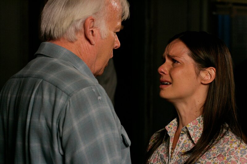 Lauren Molby (Florencia Lozano) ist am Boden zerstört. Ihr Peiniger, Julian Cooper (Kevin Tighe), will nichts mehr von ihr wissen, obwohl er sie vor 20 Jahren in einer Hütte festgehalten hatte, und sie seine Geliebte war. – Bild: 2007 Universal Network Television /​ 13TH STREET