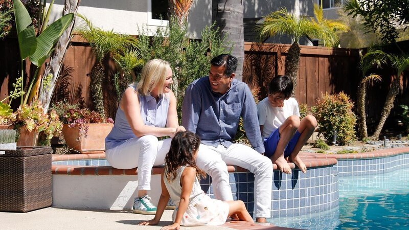 Rodriguez family gathers around the pool at house 3 in the winner scene in episode 207, as seen on HGTV’s House Hunters Family – Bild: 2018, Scripps Networks, LLC. All Rights Reserved.
