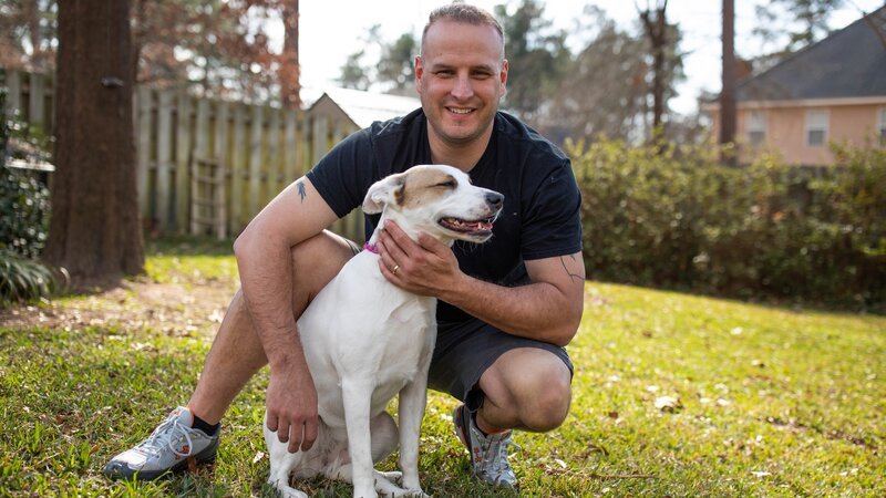Jeff petting Ru while looking at the camera. – Bild: Discovery Communications, LLC/​David Clawson