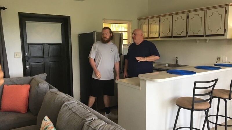 Clients Tony and Austin in Kitchen of Hilltop Hideaway in St Thomas, USVI. As seen on HGTV’s Caribbean Life – Bild: Discovery, Inc.