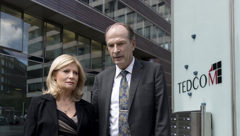 Isa von Brede (Sabine Postel, l.); Markus Gellert (Herbert Knaup, r.) – Bild: PLURIMEDIA (ARD /​ Georges Pauly)