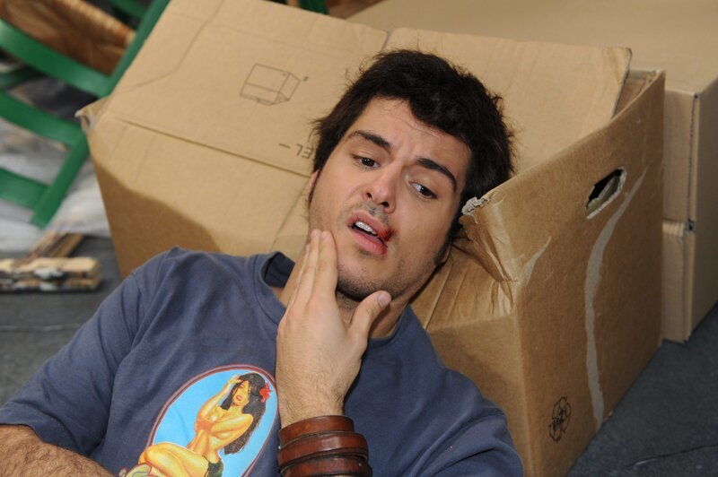 Maik (Sebastian König) kriegt seine Eifersucht nicht unter Kontrolle und prügelt sich völlig grundlos mit dem Inneneinrichter Jérôme … – Bild: SAT.1 /​ Claudius Pflug