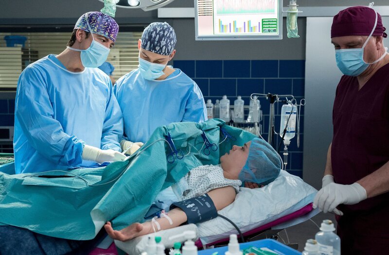 Dr. Ahlbeck (Philipp Danne, l.) und Florian Osterwald (Lion Wasczyk, 2.v.l.) führen einen Eingriff bei Anouk Heise (Clara Apel, 2.v.r. mit Komparse) durch. – Bild: Jens-Ulrich Koch
