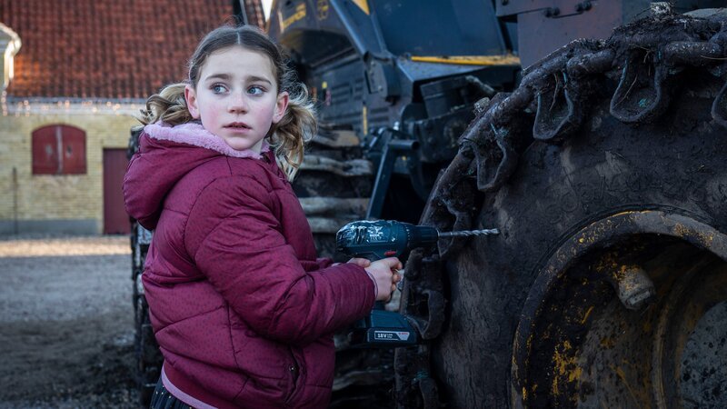 Rita (Selma Kjær Kuscu) möchte die Forstmaschine kaputt machen. – Bild: BR/​TV 2 Denmark, Cosmo Film/​Per Arnesen