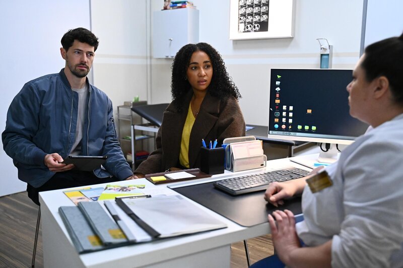 Jan (Daniel Noah) steht entschlossen zu seiner Entscheidung. In der Mitte Imani (Féréba Koné), rechts Vanessa (Julia Augustin). – Bild: RTL /​ Julia Feldhagen /​ Von der Wahrheit verführt