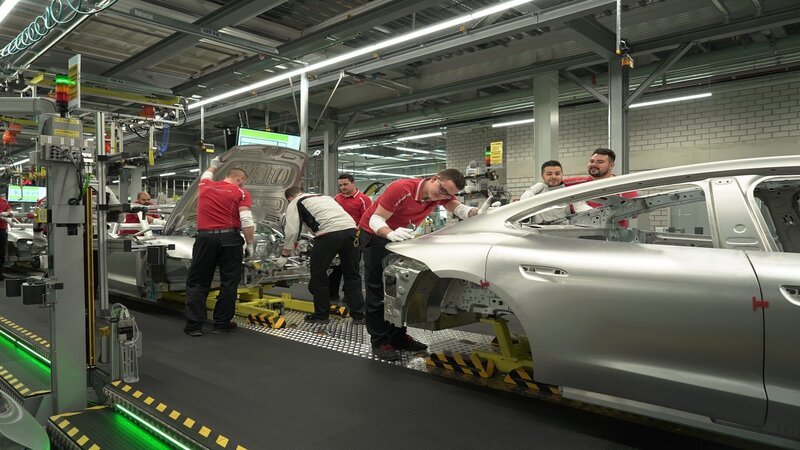 Für die Produktion des Taycan Turbo S arbeiten hunderte Mitarbeiter mit modernsten Maschinen. – Bild: WeltN24 GmbH