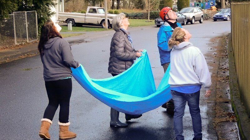 Kristyna Willers, Julie Bartlett, Carol Cuddy and Tom Otto hold a sheet open in case a cat falls in their direction. – Bild: Discovery Communications