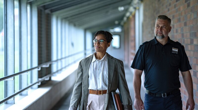 Psychiaterin Lydia (Cynthia Micas) auf dem Weg zu einem Klienten. – Bild: WDR/​Studiocanal