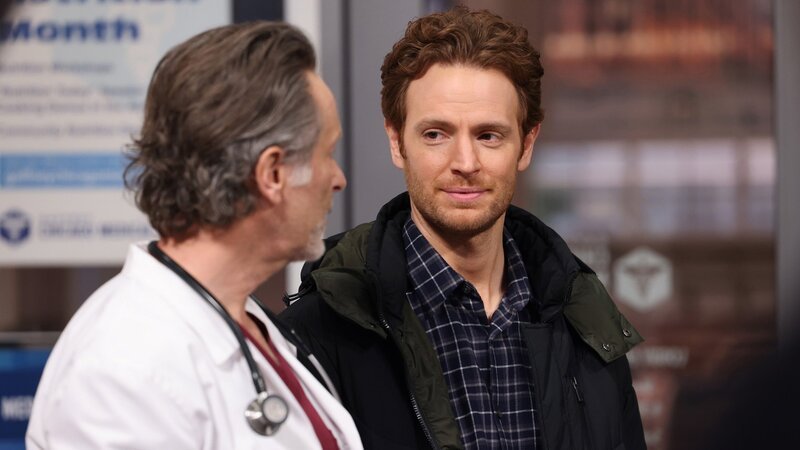 Gute Entscheidung, v.li.: Steven Weber als Dr. Dean Archer, Nick Gehlfuss als Dr. Will Halstead – Bild: SRF/​NBC Universal /​ NBC