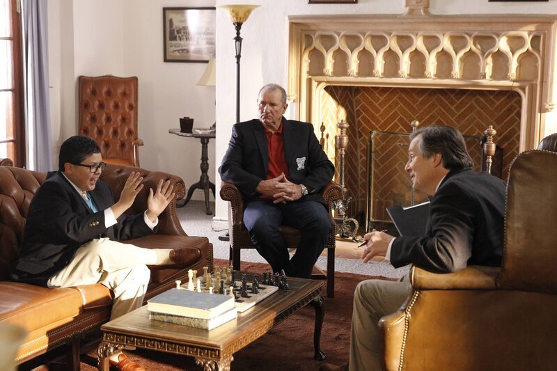 L-R: Manny Delgado (Rico Rodriguez), Jay Pritchett (Ed O’Neill), Admissions Dean (John Cygan). – Bild: ViacomCBS /​ Hopper Stone