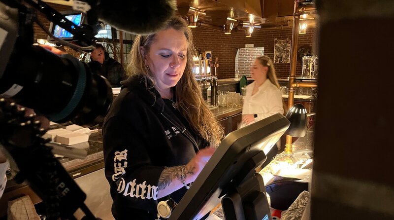 Der Autohof Altenwerder direkt an der A7 Waltershof – ein Familienbetrieb seit über 40 Jahren. Hier hat Majela Uliczka schon als Jugendliche mitgeholfen. Im Trucker-Treff versorgt sie die Lkw-Fahrer mit Getränken und Hausmannskost. Ihre Mutter Bärbel ist heute noch die Chefin. – Bild: NDR/​Stefan Weiße