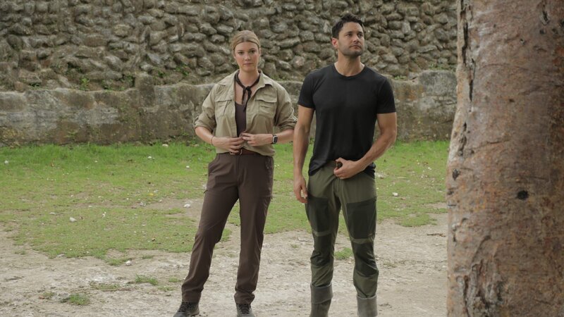 Phil T. and Heather A. at El Castillo pyramid in the ancient Maya city of Xunantunich. – Bild: Warner Bros. Discovery, Inc.