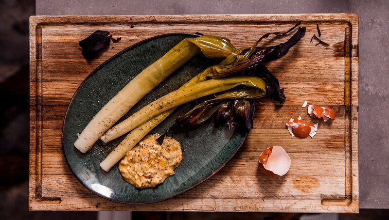 Verbrannter Lauch mit Eiersalat ist ihre vegetarische Kreation – gewürzt mit Berbere, einer scharfen äthiopischen Gewürzmischung. – Bild: ZDF/​BR, Sebastian Fery