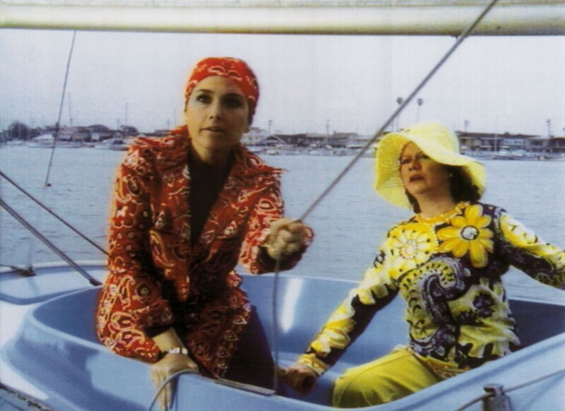 Während eines Segelausfluges beobachtet Helen Stewart (Suzanne Pleshette, li.), wie in einem Haus am Ufer ein Mann erschossen wird. Ihre Mutter (Kate Reid) bekommt davon nichts mit. – Bild: RTLup